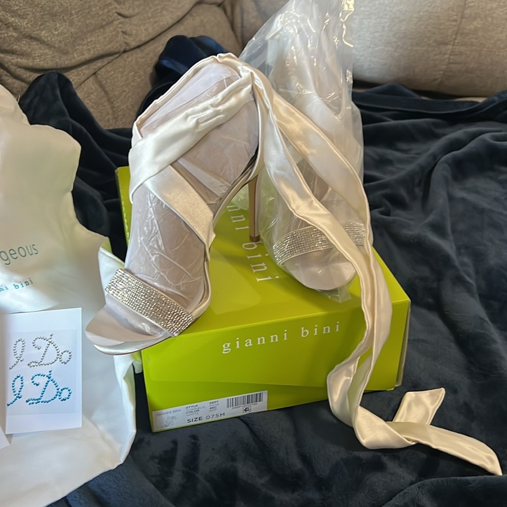 Gianni Bini Sonnalie Bridal Satin Bow Sandals in White - Picture 4 of 5